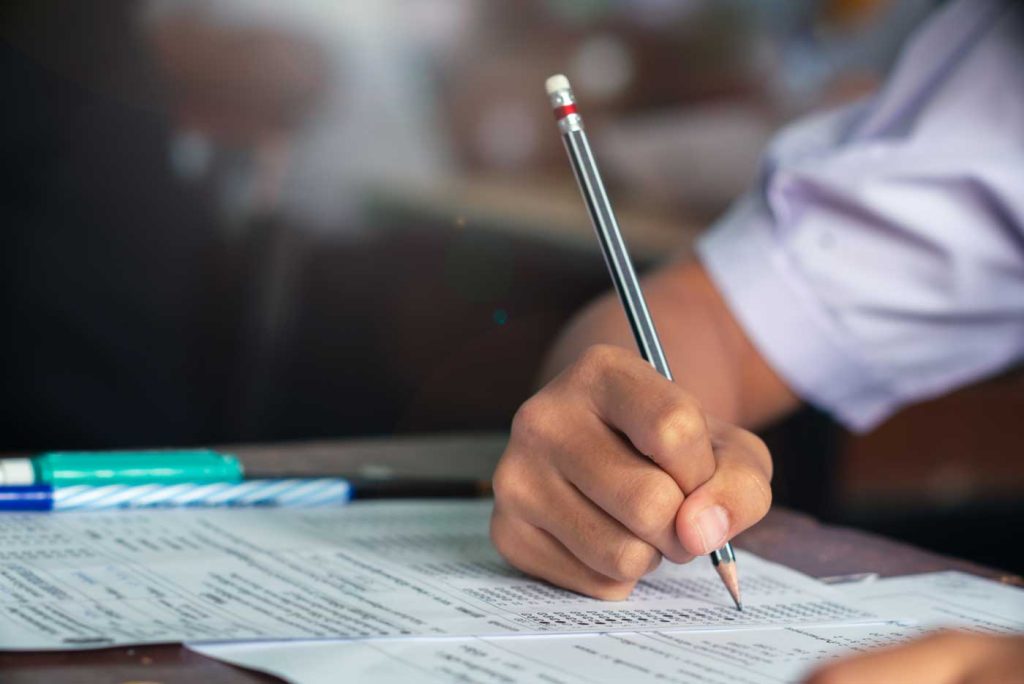 Sınav Başarısı İçin Stratejiler: IELTS ve TOEFL Hazırlığı